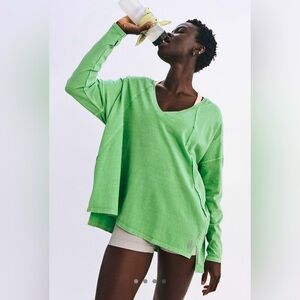 FP MOVEMENT OVERSIZED V NECK PULLOVER/ HIGHLIGHTER